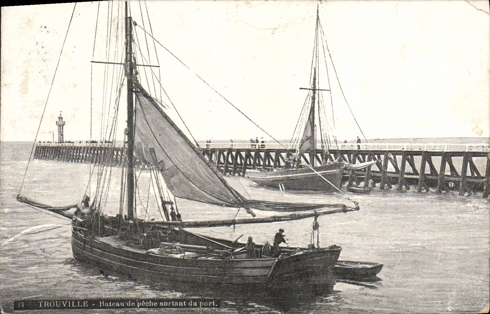 Pesca del recipiente de Trouville de la POSTAL de la VENDIMIA que sale del puerto