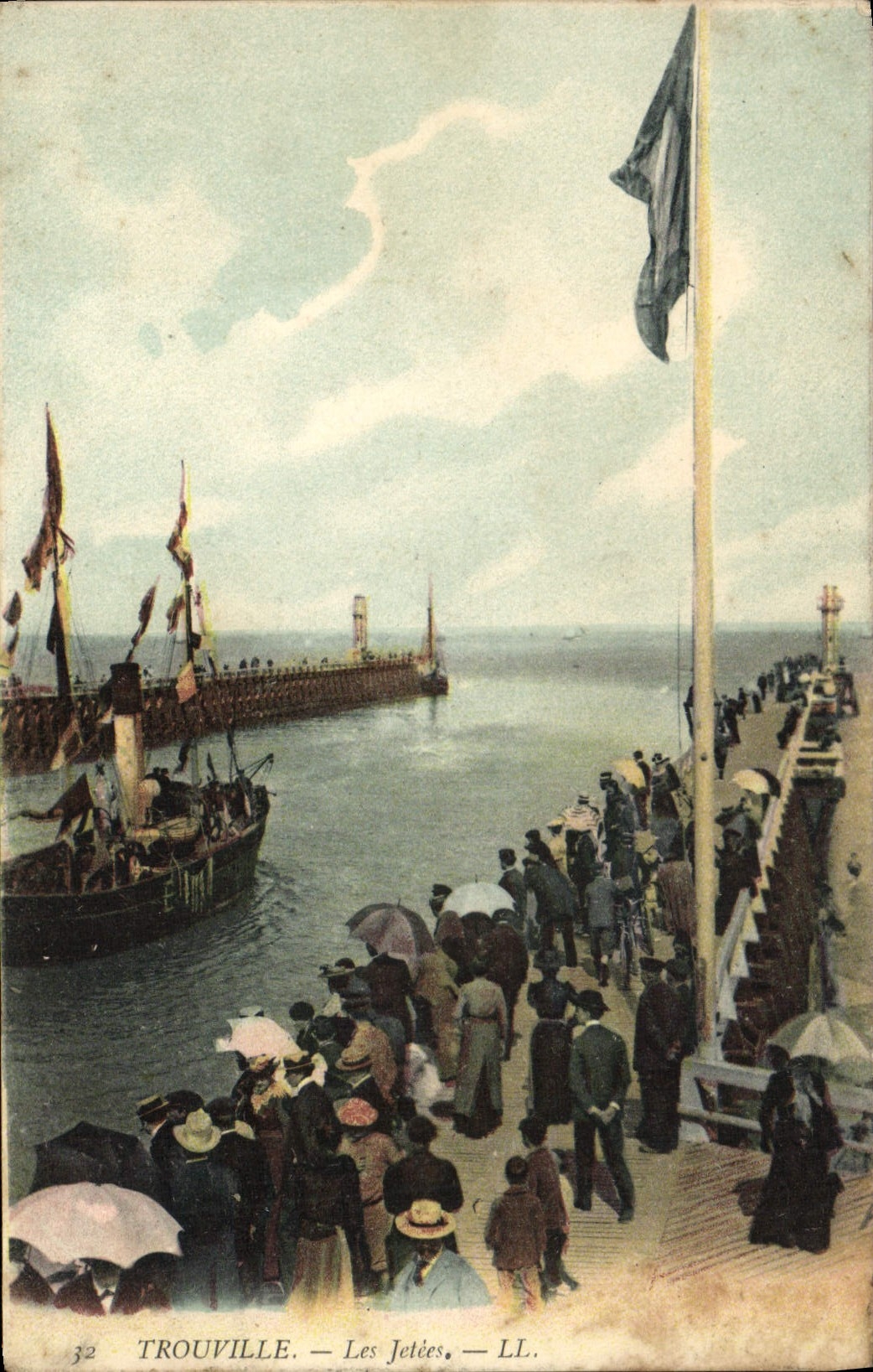 CPA Trouville Les Jetees Bateau