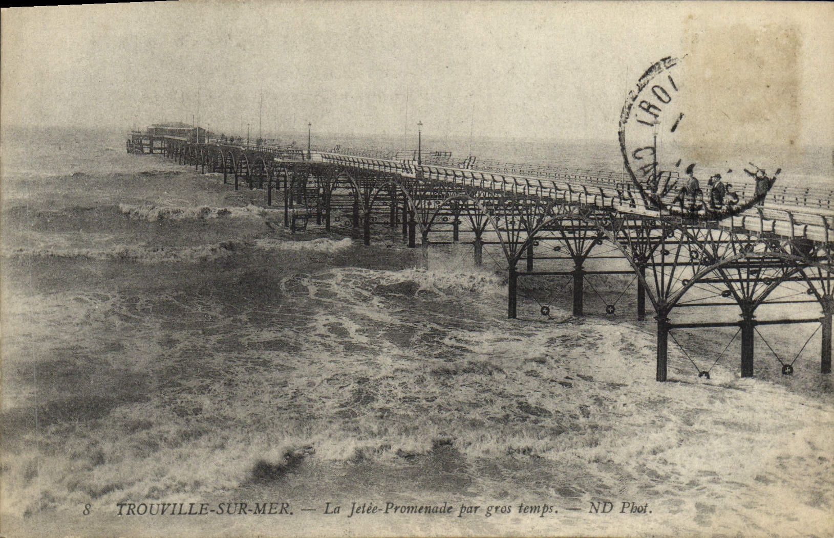 POSTAL Trouville de la VENDIMIA en los tiros de Mer él caminata por el tiempo pesado