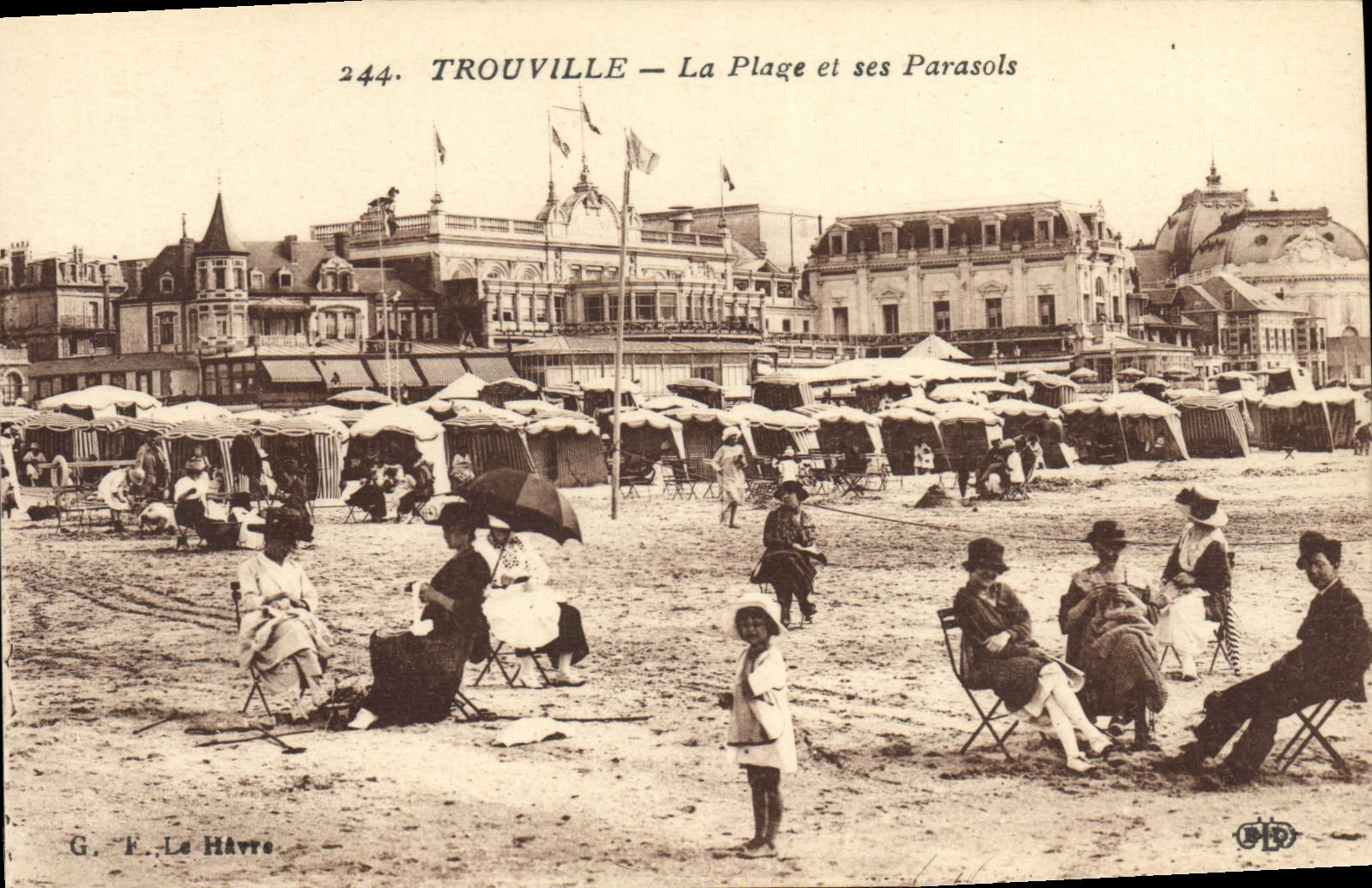 POSTAL Trouville de la VENDIMIA la playa y sus parasoles