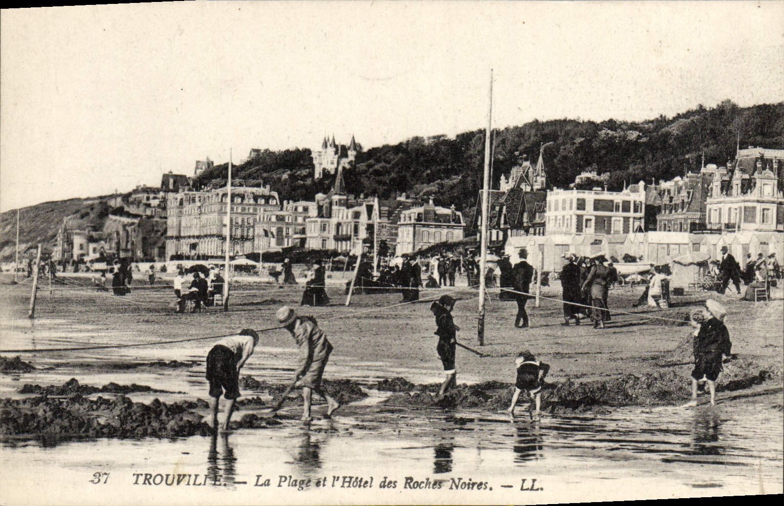POSTAL Trouville de la VENDIMIA la playa y el hotel de las rocas negras