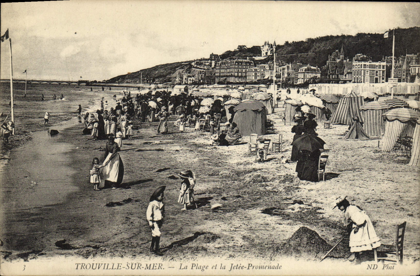 CPA Trouville Sur Mer La Plage et la Jetee Promenade