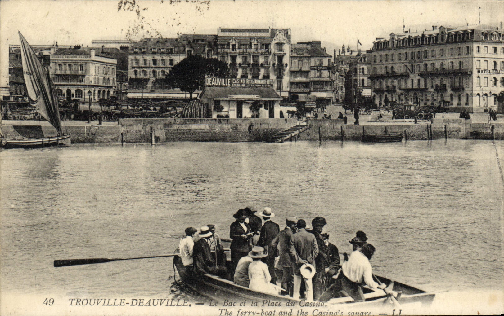 CPA Trouville Sur mer Le Bac et la place du casino