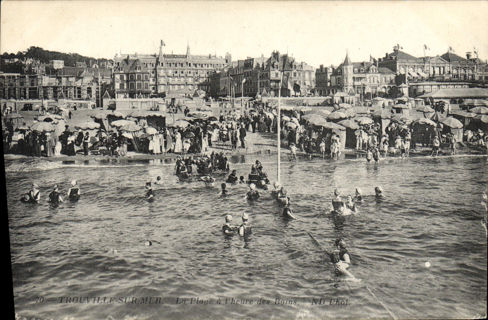 CPA Trouville La Plage a L'Heure du Bain