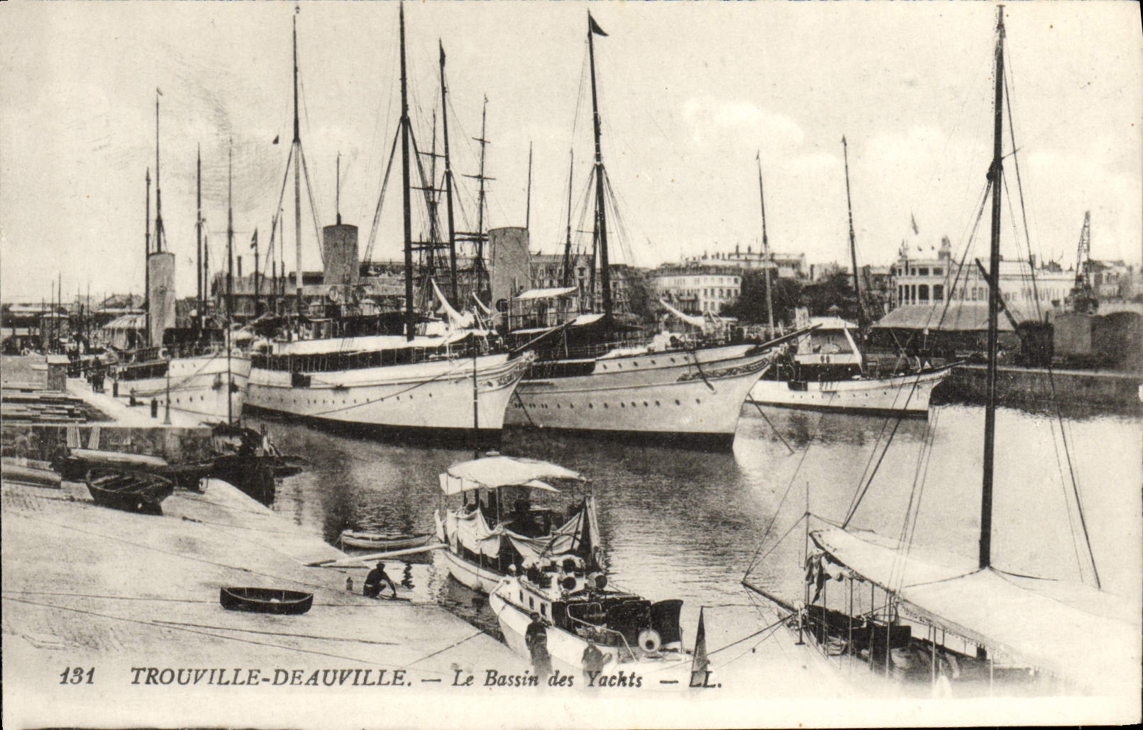 CPA Trouville Deauville Le Bassin des Yachts Bateaux