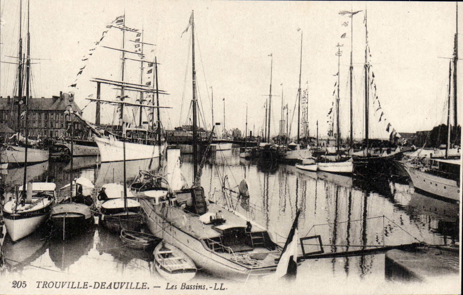 POSTAL Trouville Deauville de la VENDIMIA los barcos de los yates de los lavabos