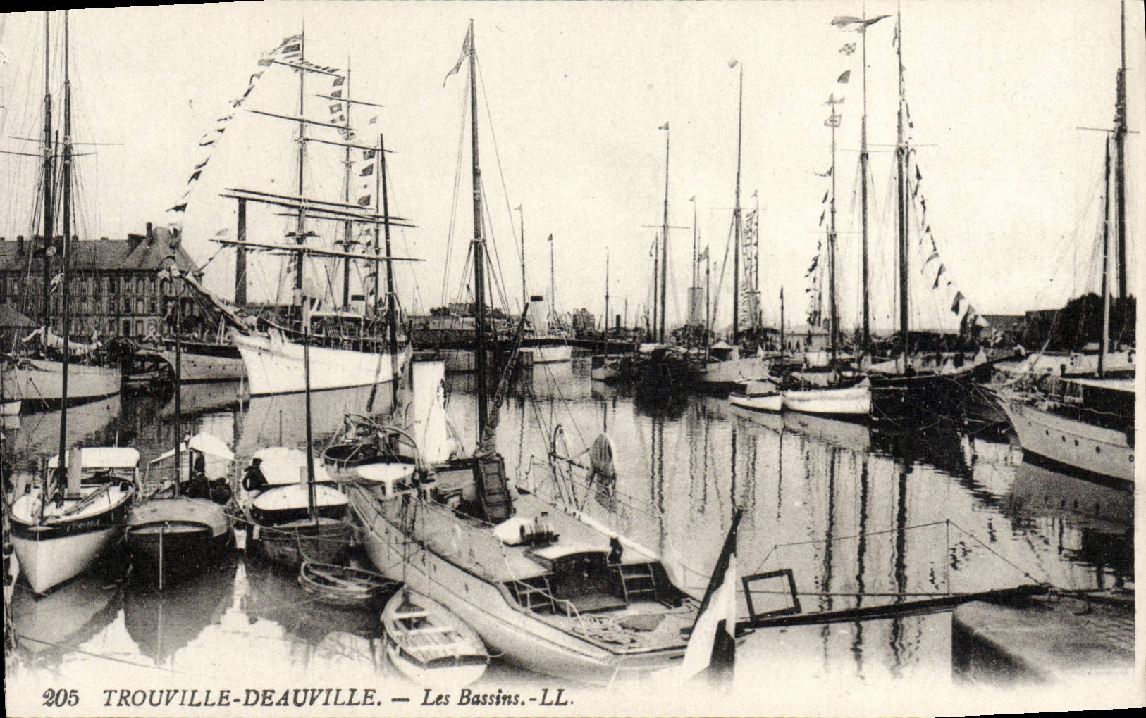 CPA Trouville Deauville Les Bassins Yachts Bateaux