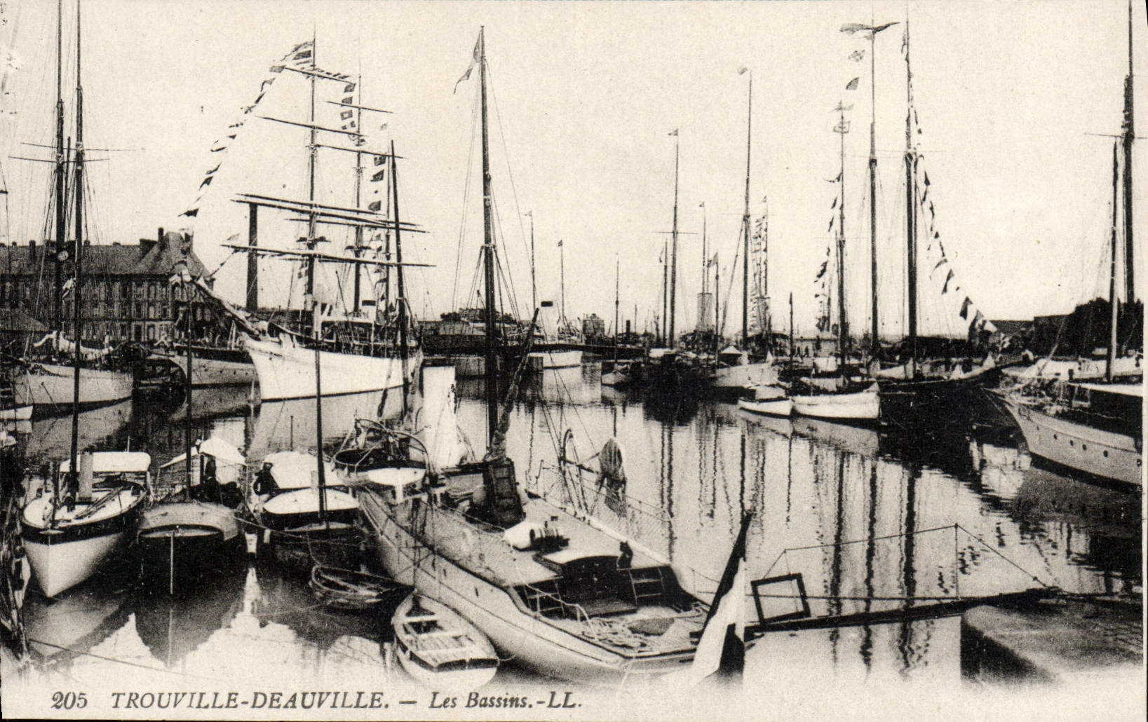 CPA Trouville Deauville Les Bassins Yachts Bateaux