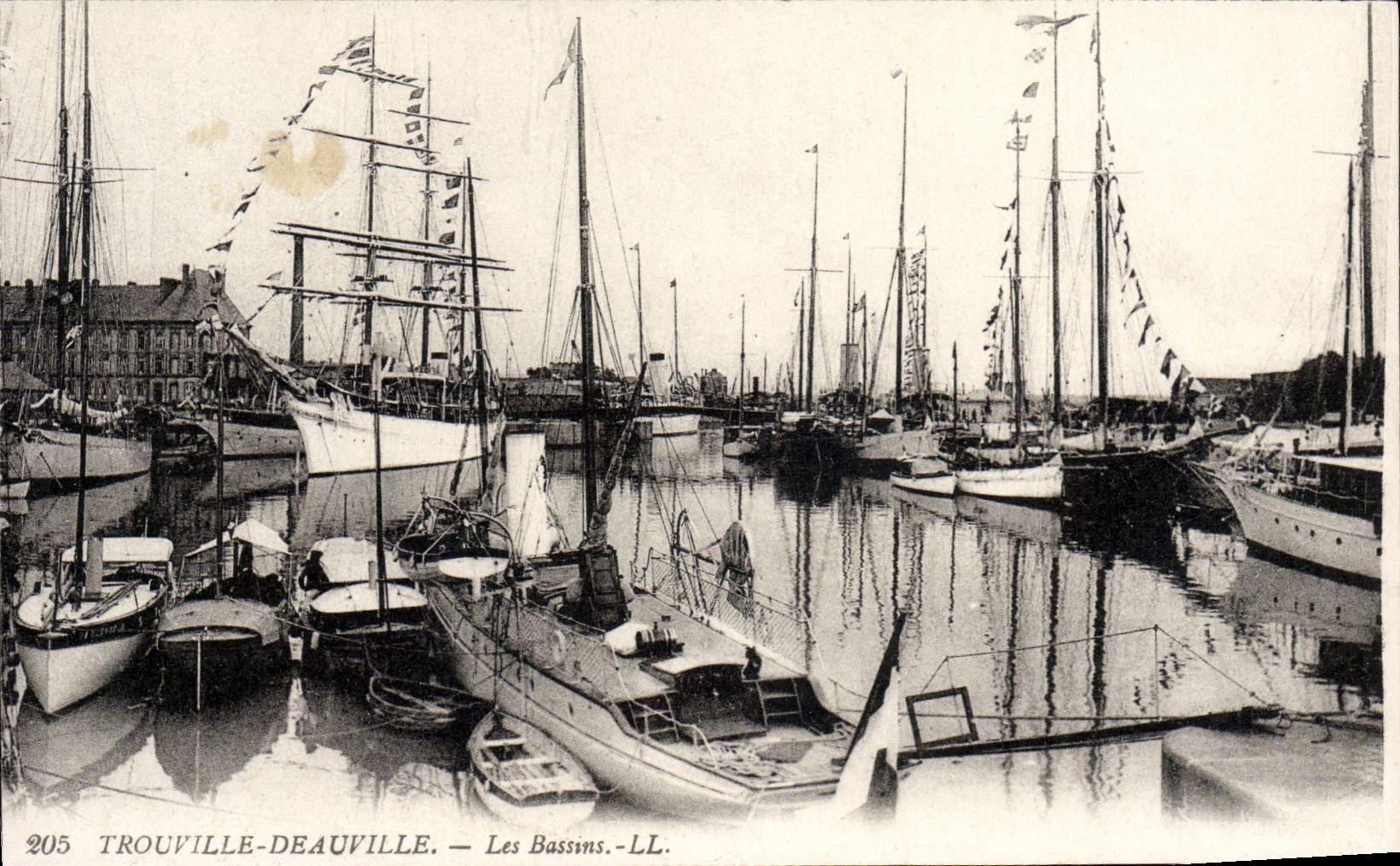 CPA Trouville Deauville Les Bassins Yachts Bateaux