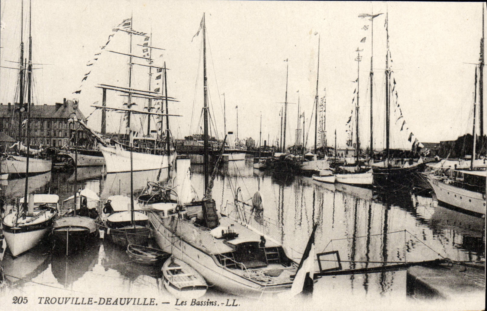CPA Trouville Deauville Les Bassins Yachts Bateaux