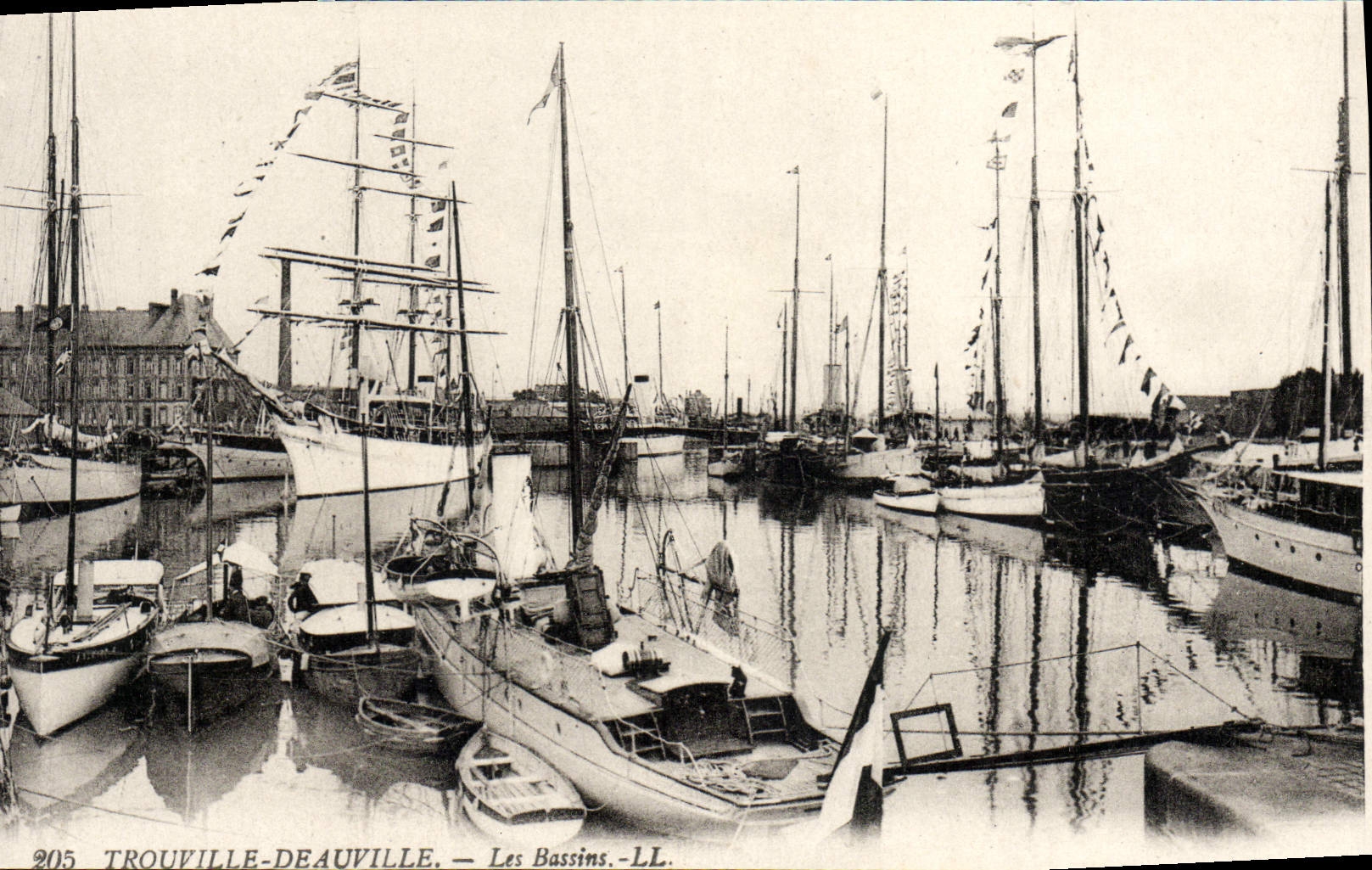 CPA Trouville Deauville Les Bassins Yachts Bateaux