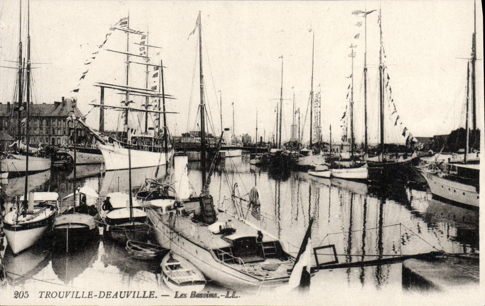 CPA Trouville Deauville Les Bassins Yachts Bateaux