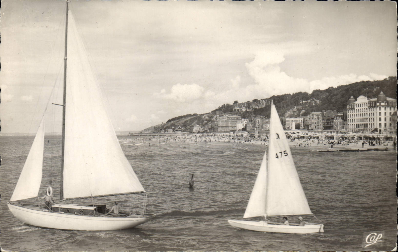 POSTAL Trouville de la VENDIMIA que la reina de las playas navega y el barco de la playa