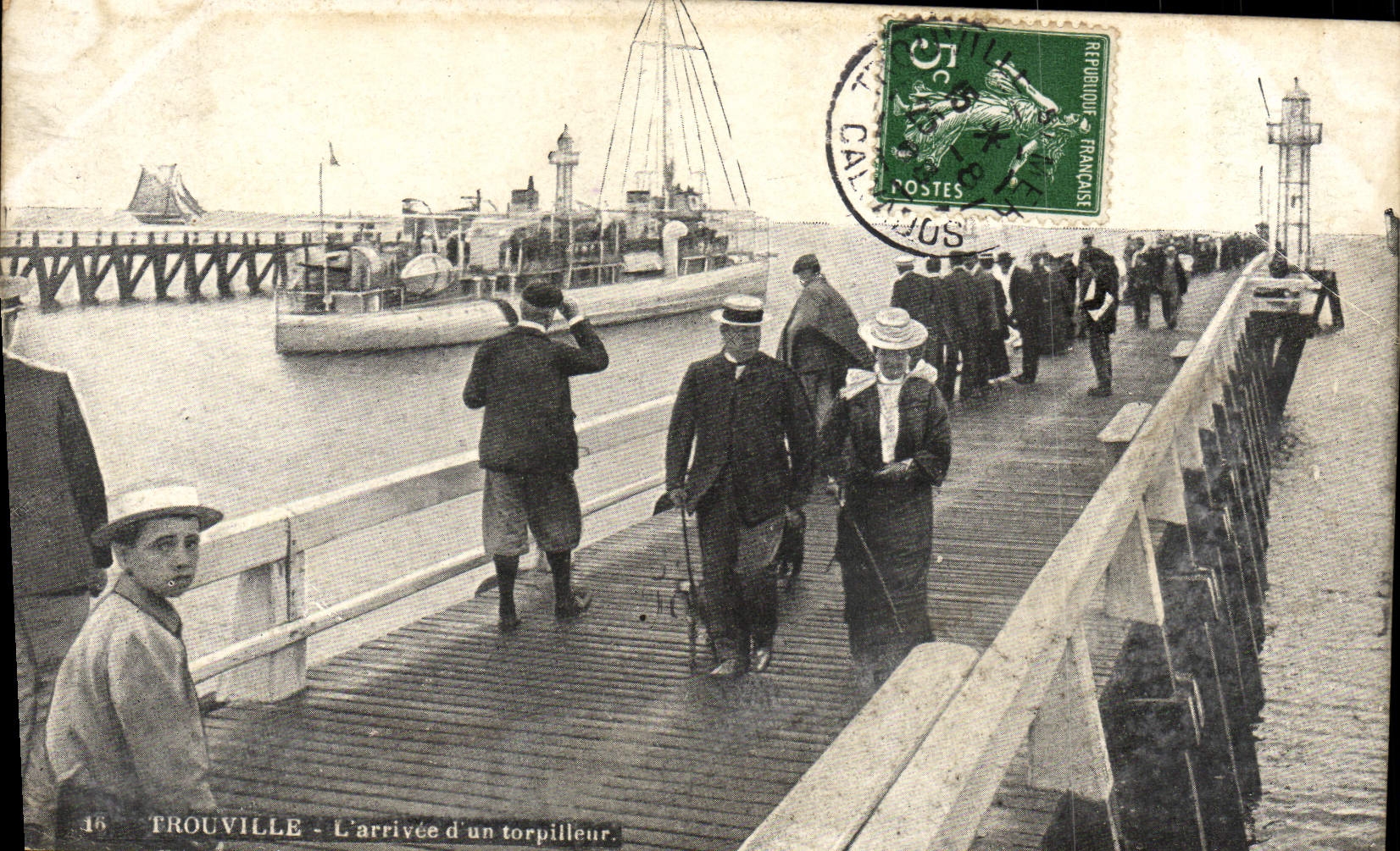 POSTAL Trouville de la VENDIMIA la llegada de un barco del destructor