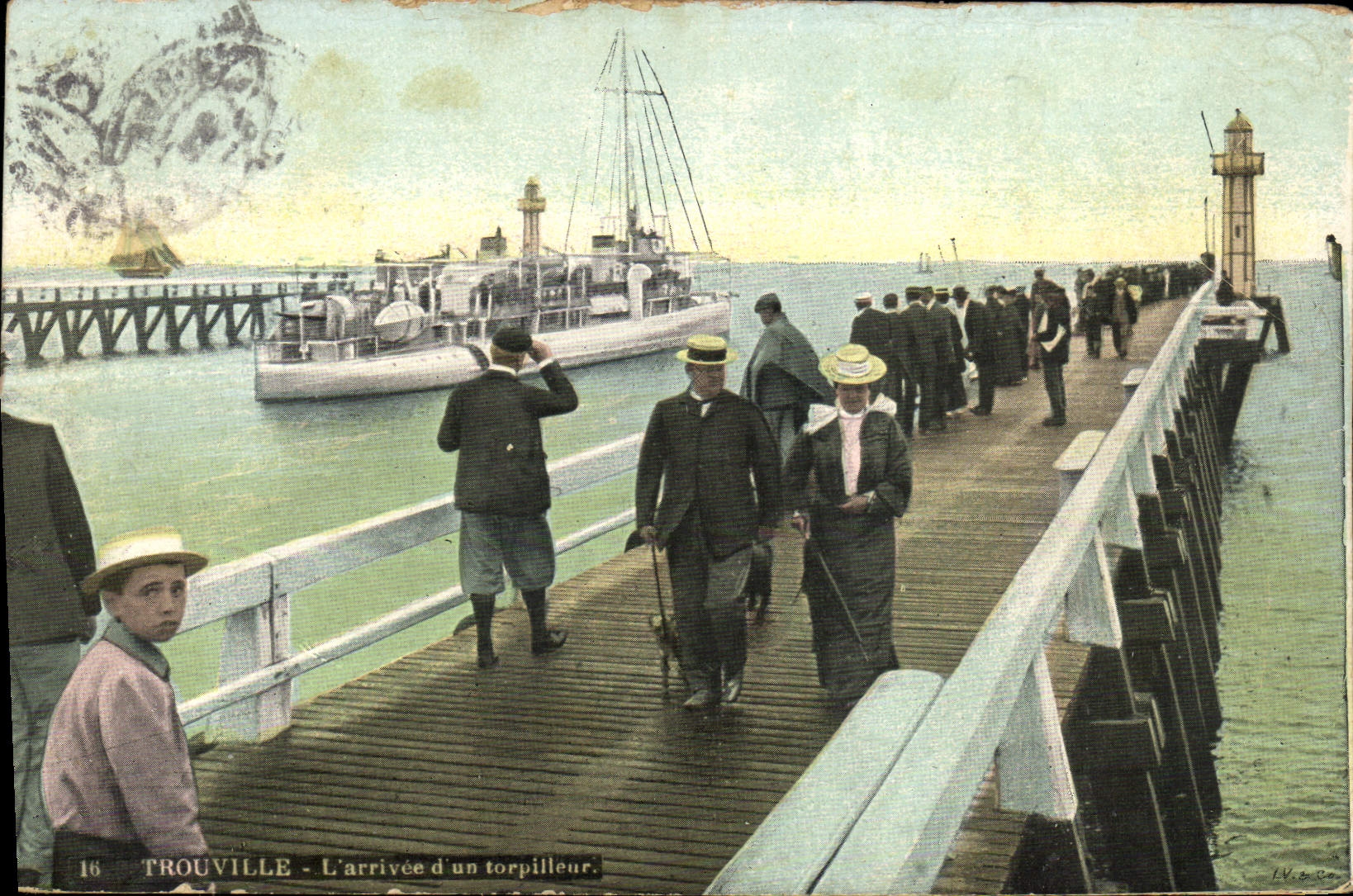 CPA Trouville L'arrivee d'un torpilleur Bateau