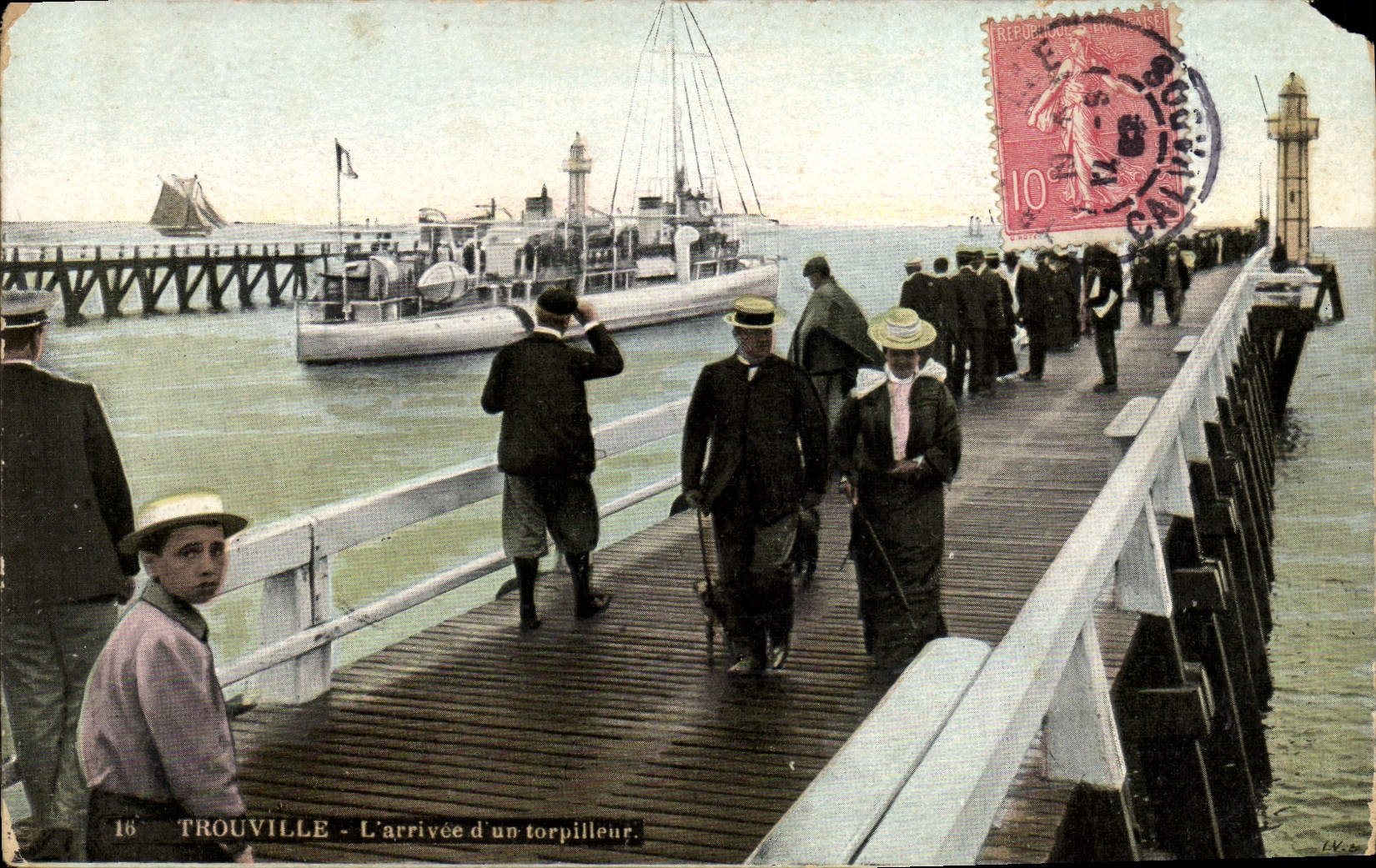 CPA Trouville L'arrivee d'un torpilleur Bateau