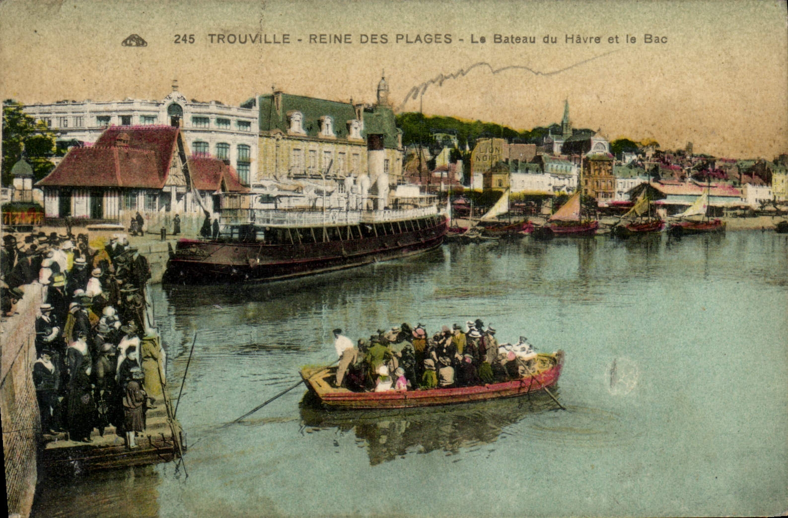 CPA Trouville Le depart du Bateau du Havre et le bac 