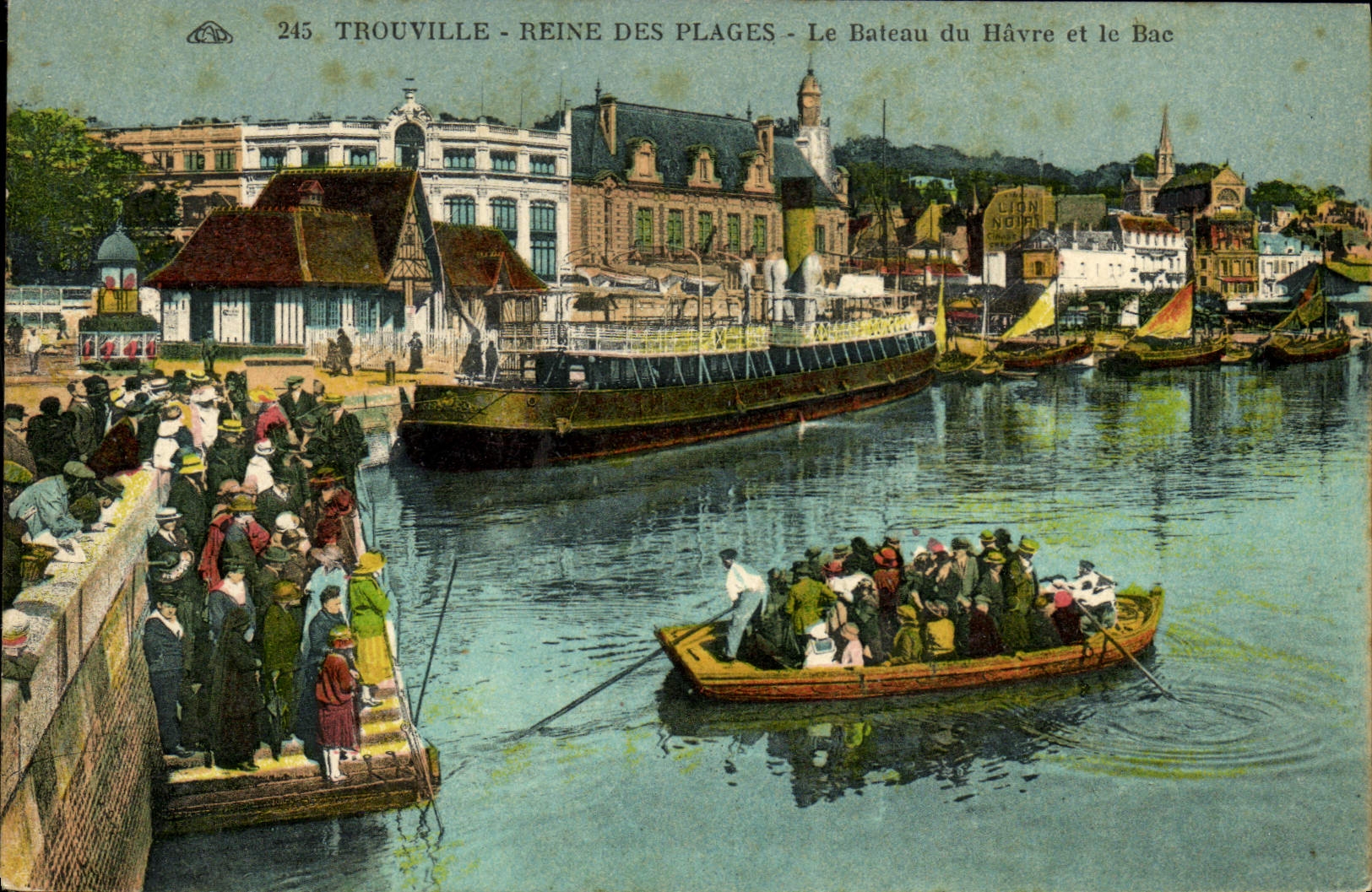 CPA Trouville Le depart du Bateau du Havre et le bac 