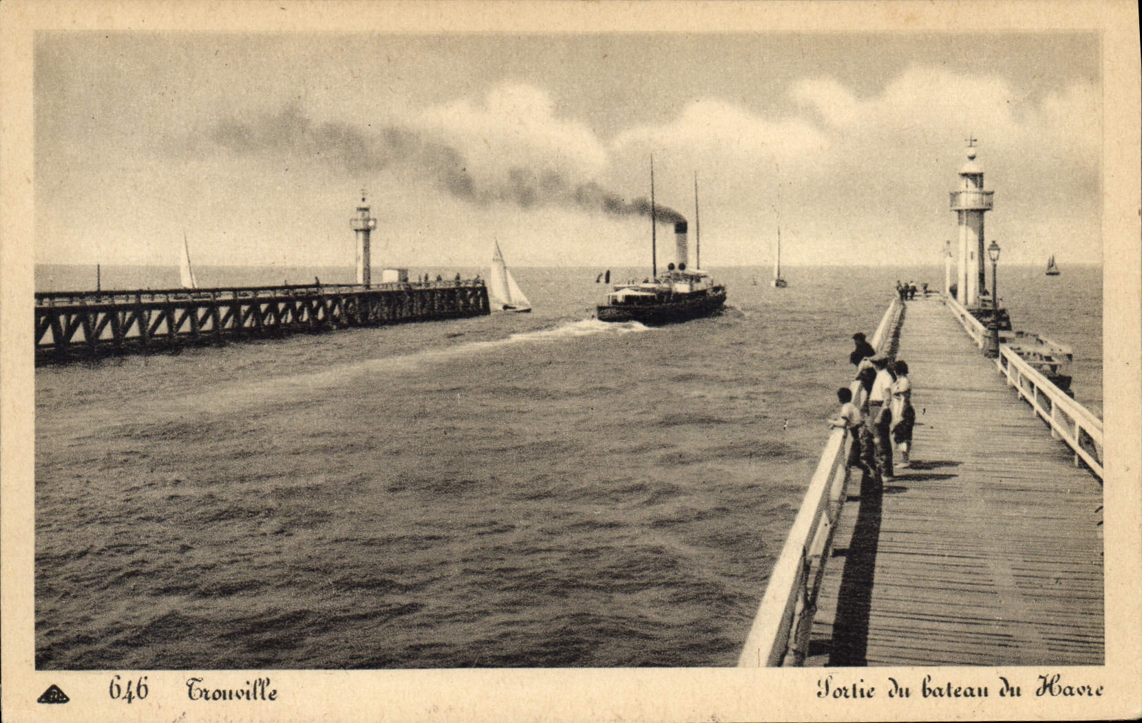 CPA Trouville Reine Des Plages Le Bateau du Havre et le Bac