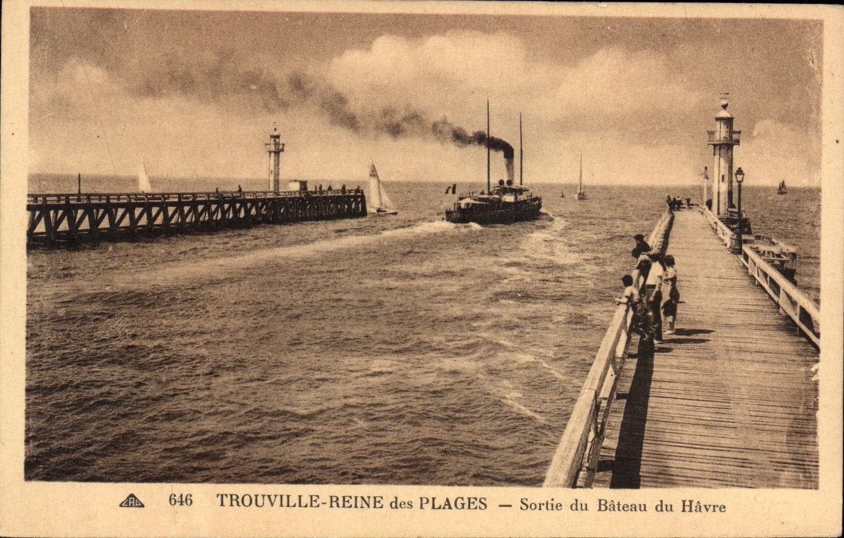 CPA Trouville Reine Des Plages Le Bateau du Havre et le Bac