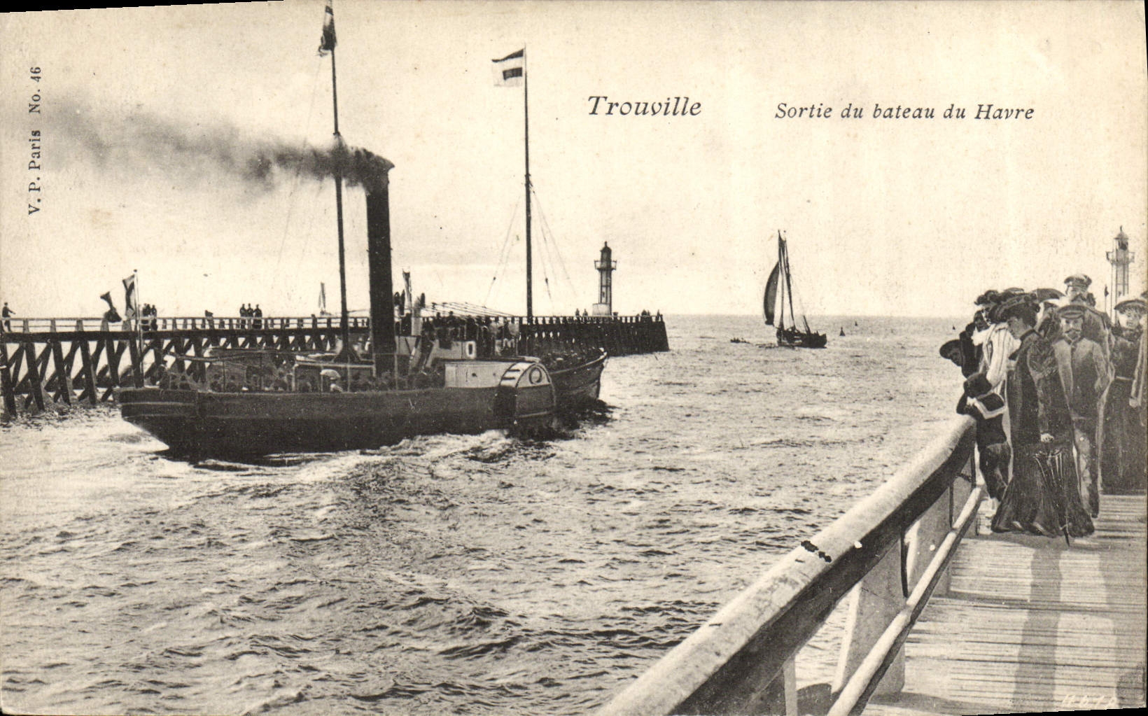 CPA Trouville Sortie du Bateau du Havre