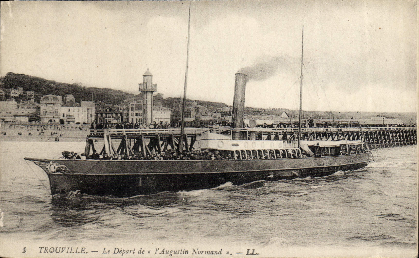 CPA Trouville Le depart de l'Augustin Normand Bateau 