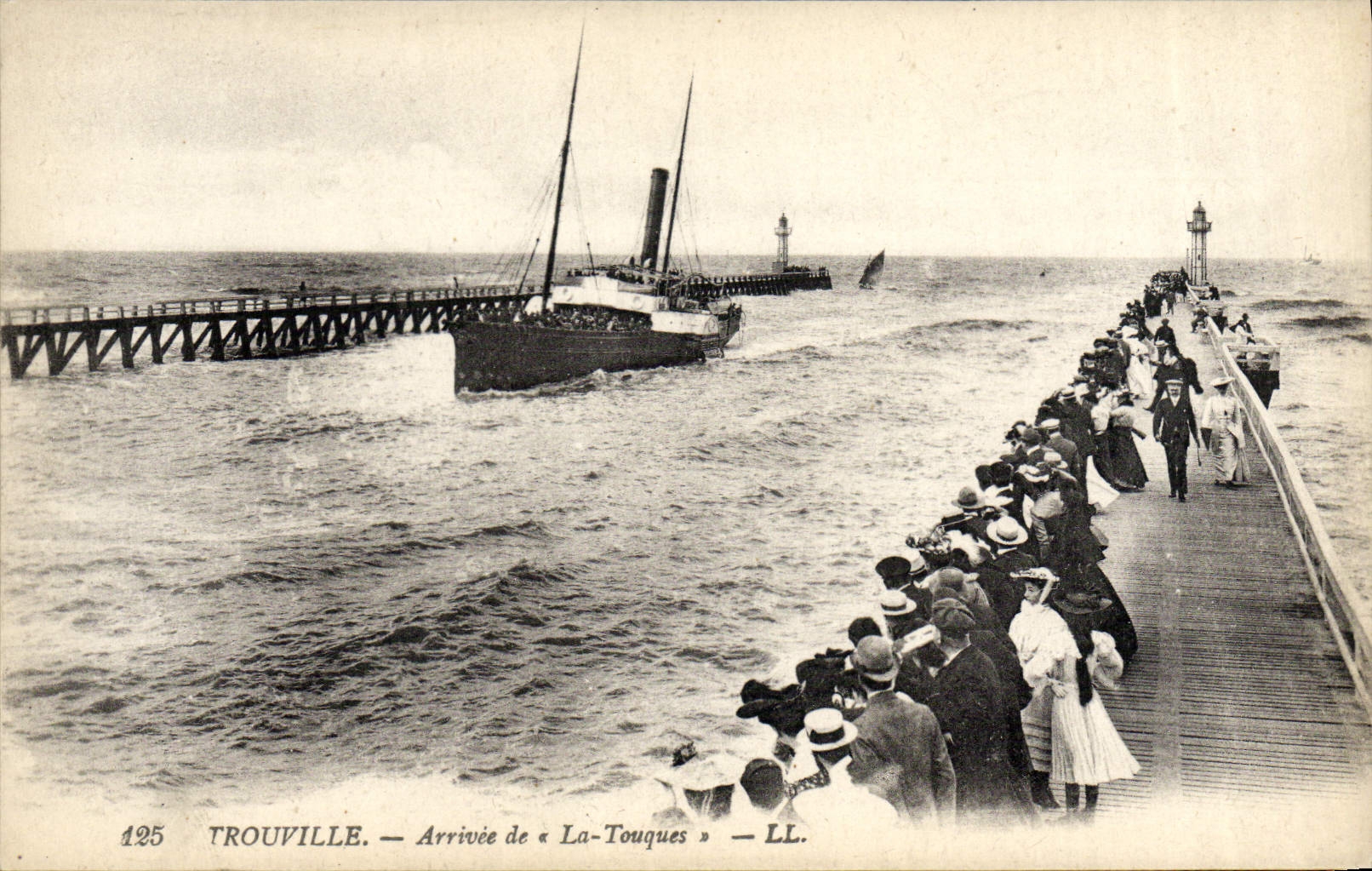 CPA Trouville Arrivee de la Touques Bateau