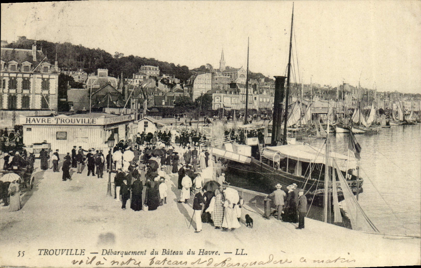CPA Trouville Debarquement du Bateau du Havre