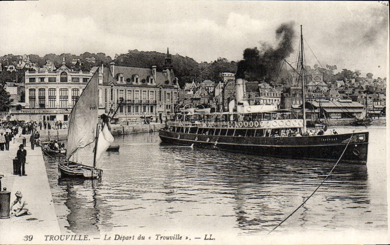 CPA Trouville Depart du Bateau du Havre La Touques