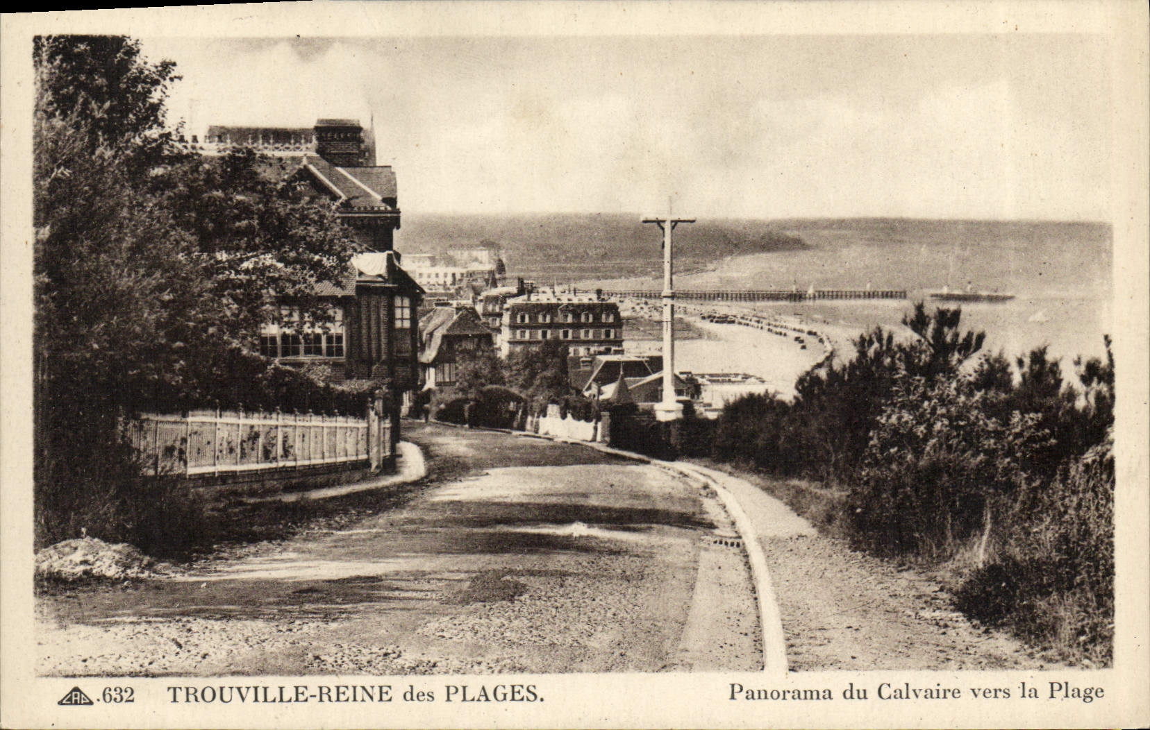 CPA Trouville Reine des Plages Panorama du calvaire vers la plage