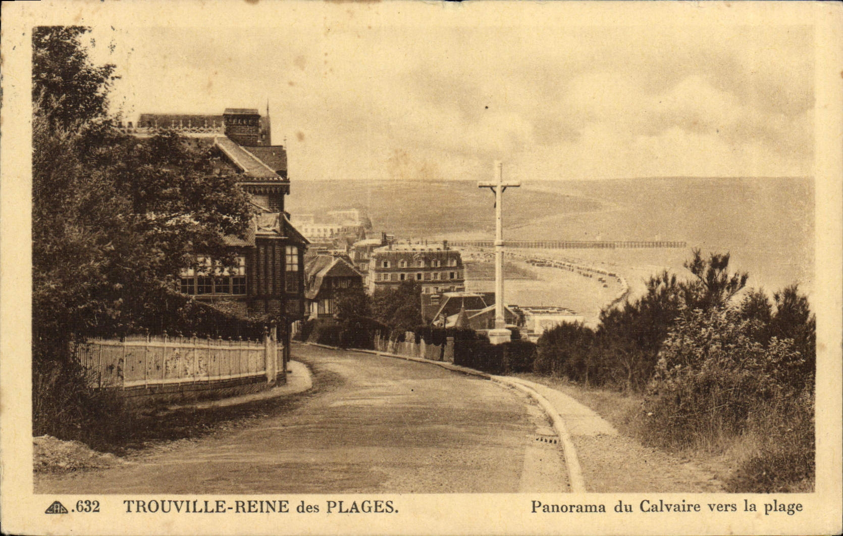 CPA Trouville Reine des Plages Panorama du calvaire vers la plage