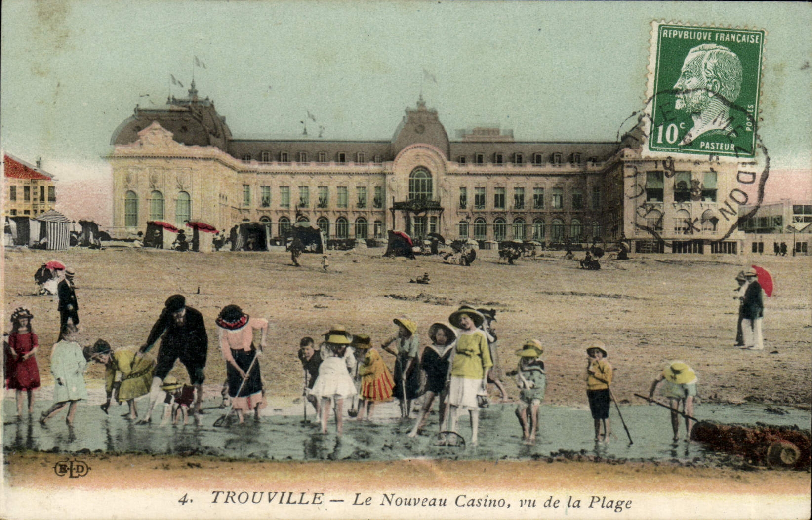 POSTAL Trouville de la VENDIMIA el nuevo casino visto de los niños de la playa