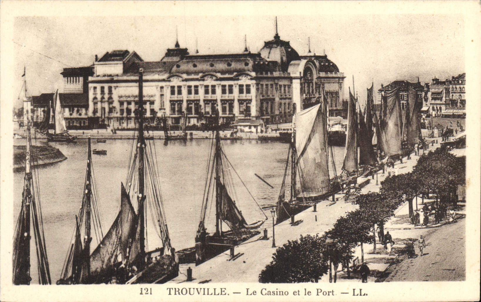 CPA Trouville Le Casino et le Port Bateaux
