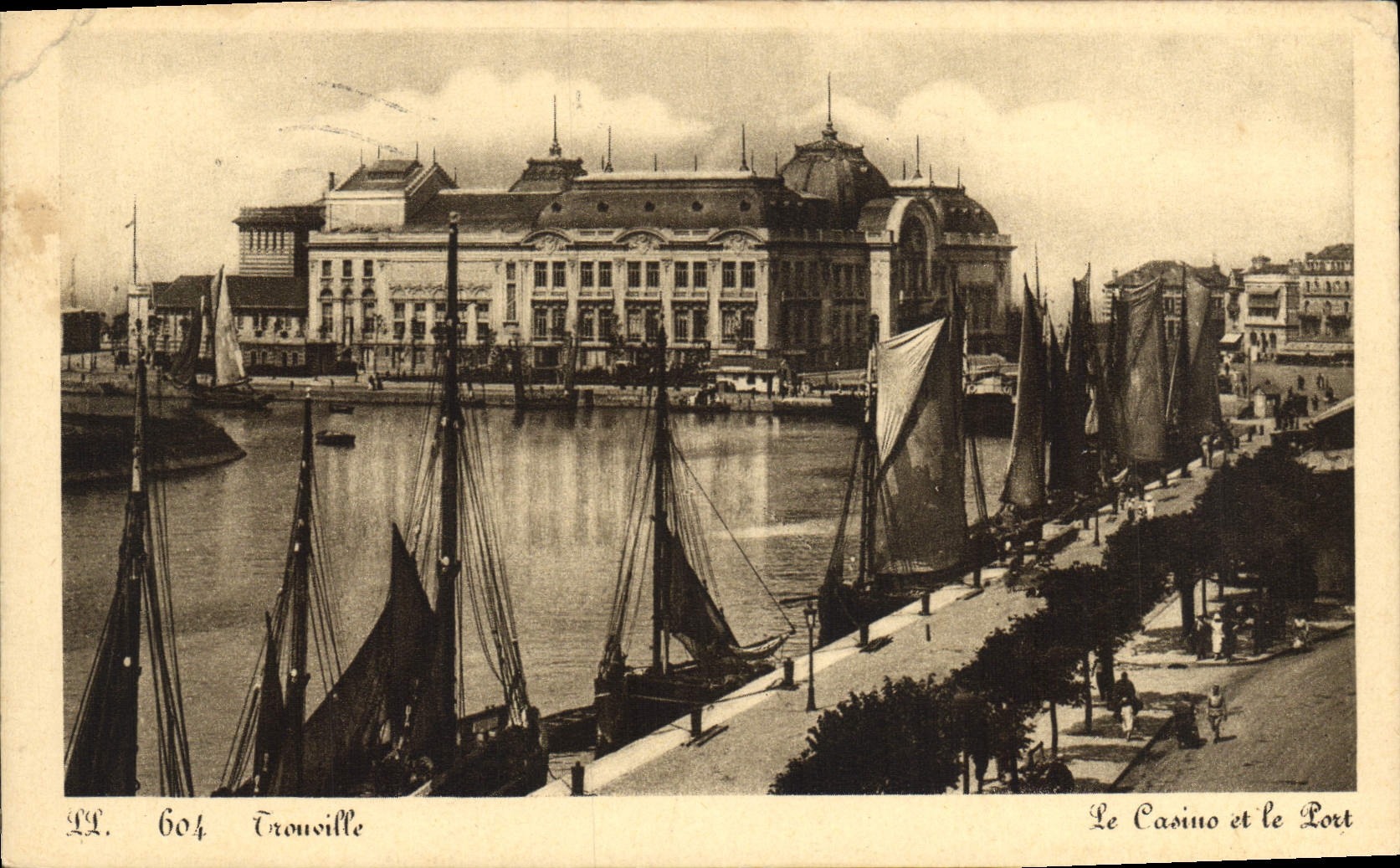 CPA Trouville Le Casino et le Port Bateaux