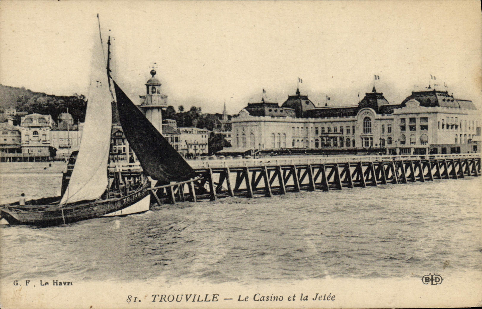 CPA Trouville Le Casino et la Jetee Bateau