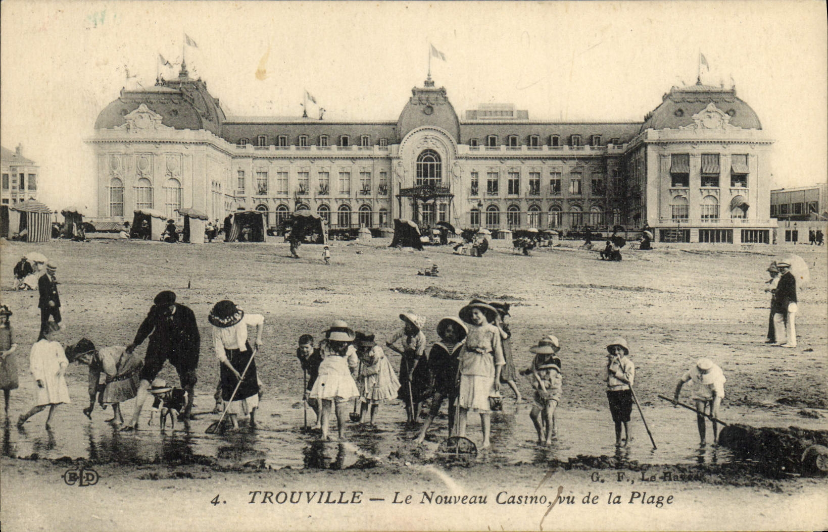 CPA Trouville Le nouveau Casino vu de la plage Enfants
