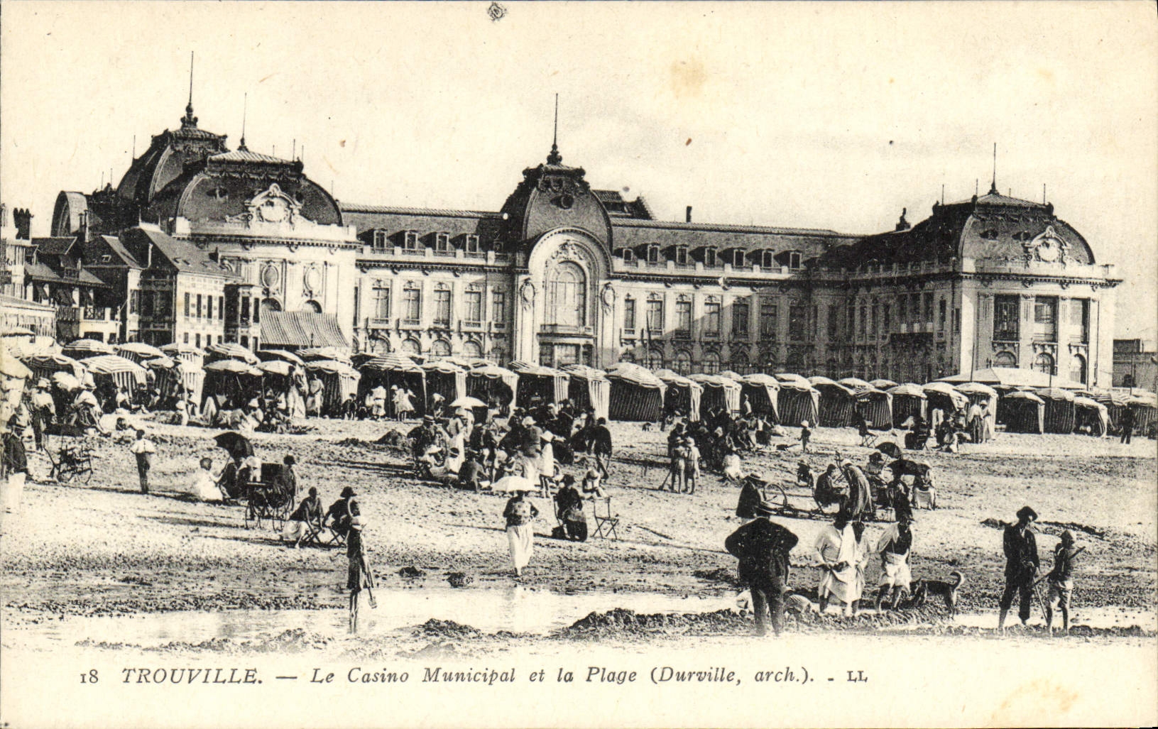 POSTAL Trouville de la VENDIMIA el casino de Muncipal y la playa