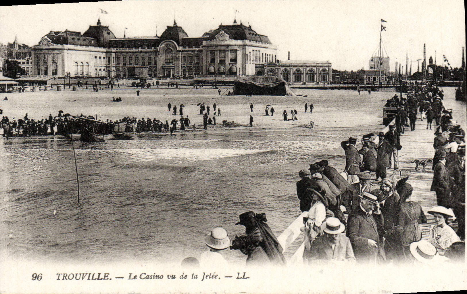 CPA Trouville Le Casino Vu de la Jetee