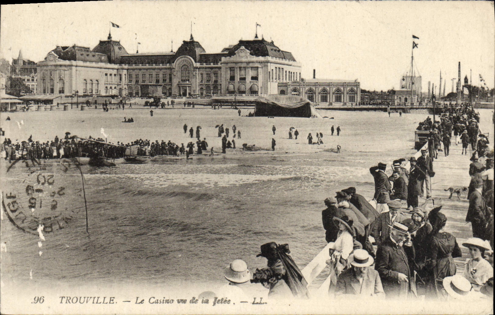 CPA Trouville Le Casino Vu de la Jetee
