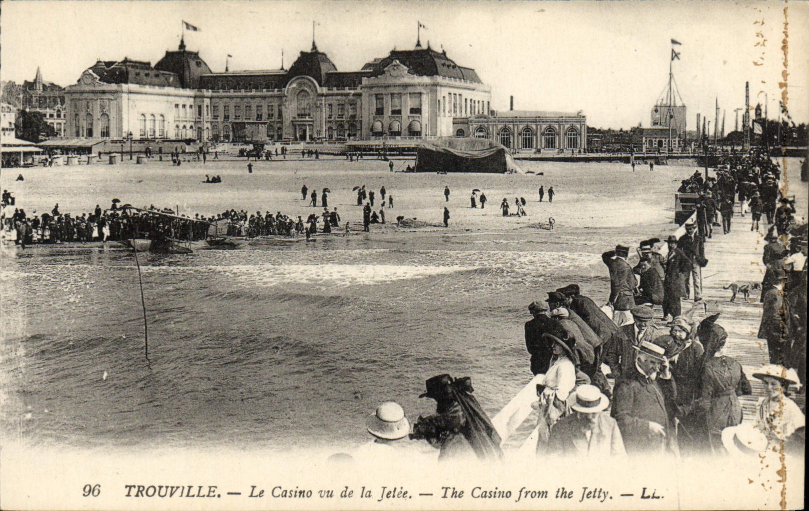 CPA Trouville Le Casino Vu de la Jetee