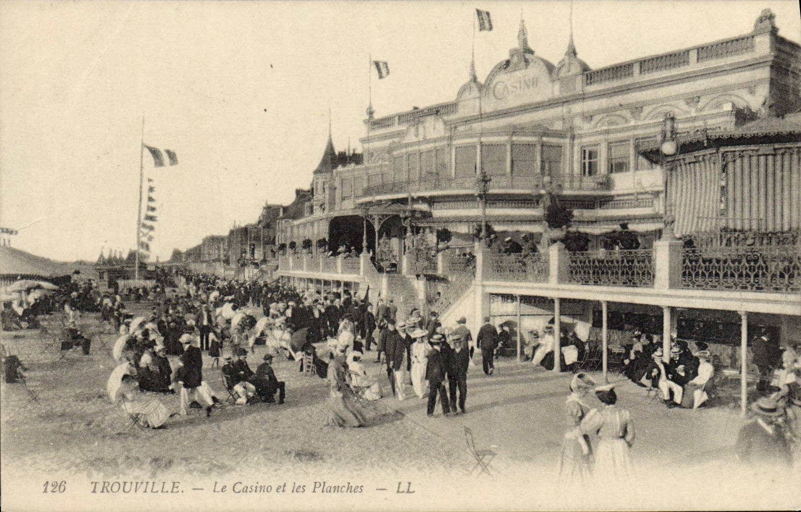 CPA Trouville Le Casino et les Planches