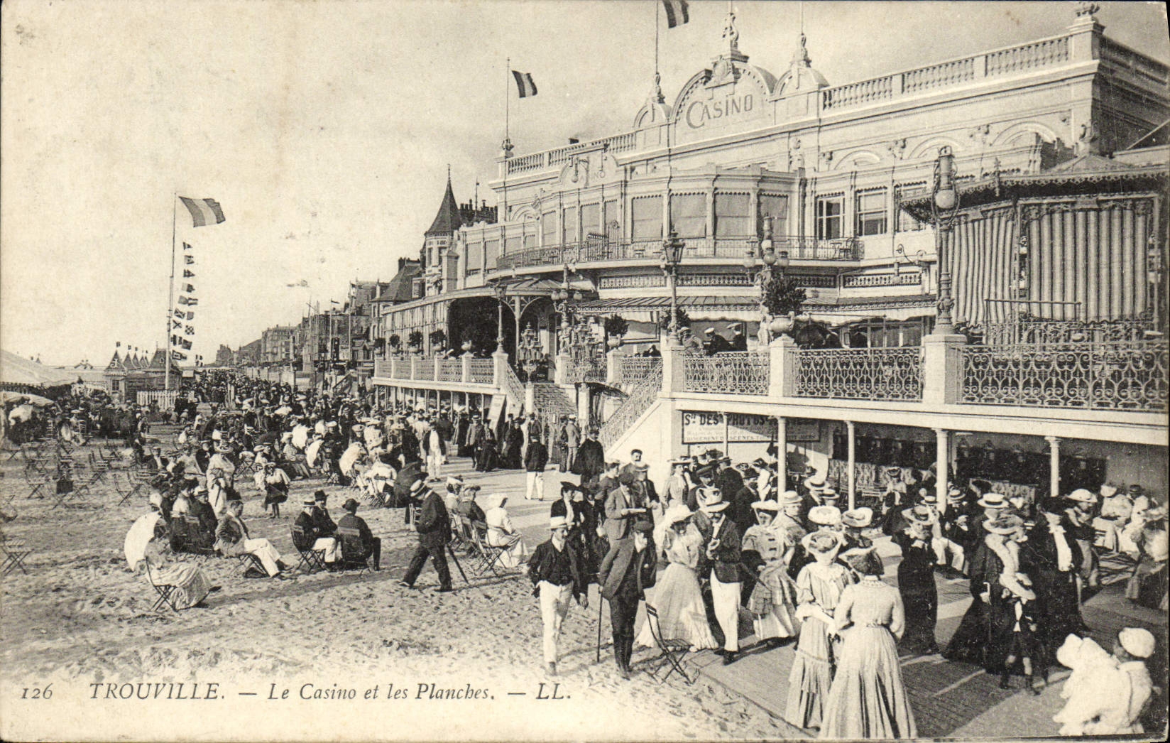 CPA Trouville Le Casino et les Planches