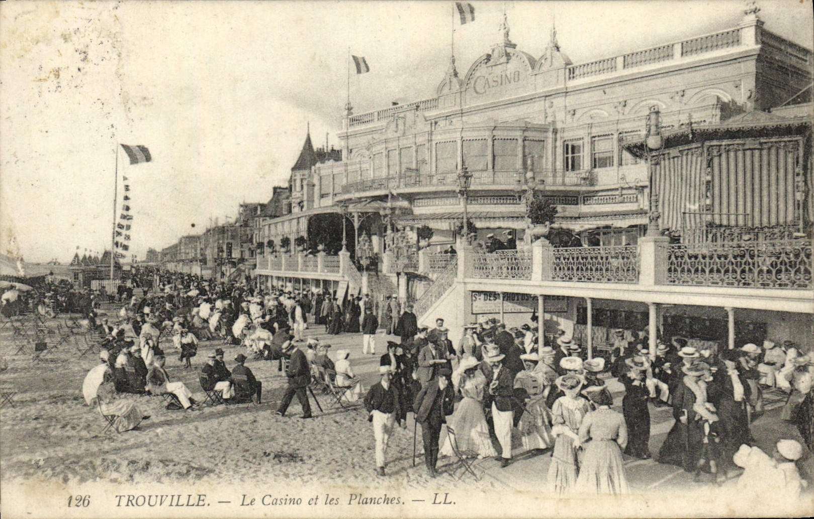 CPA Trouville Le Casino et les Planches