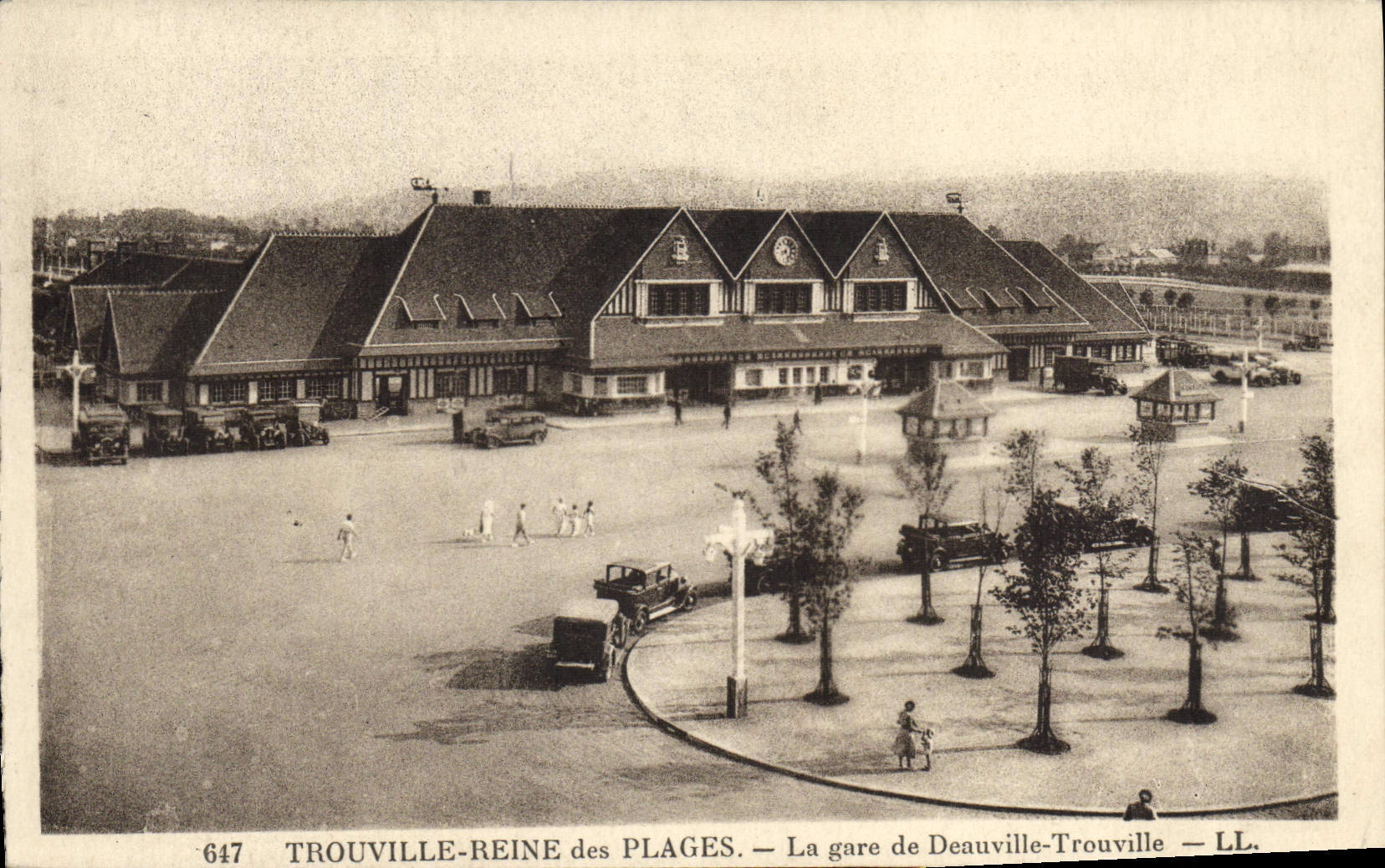 CPA Trouville Reine des Plages La Gare de Deauville Trouville