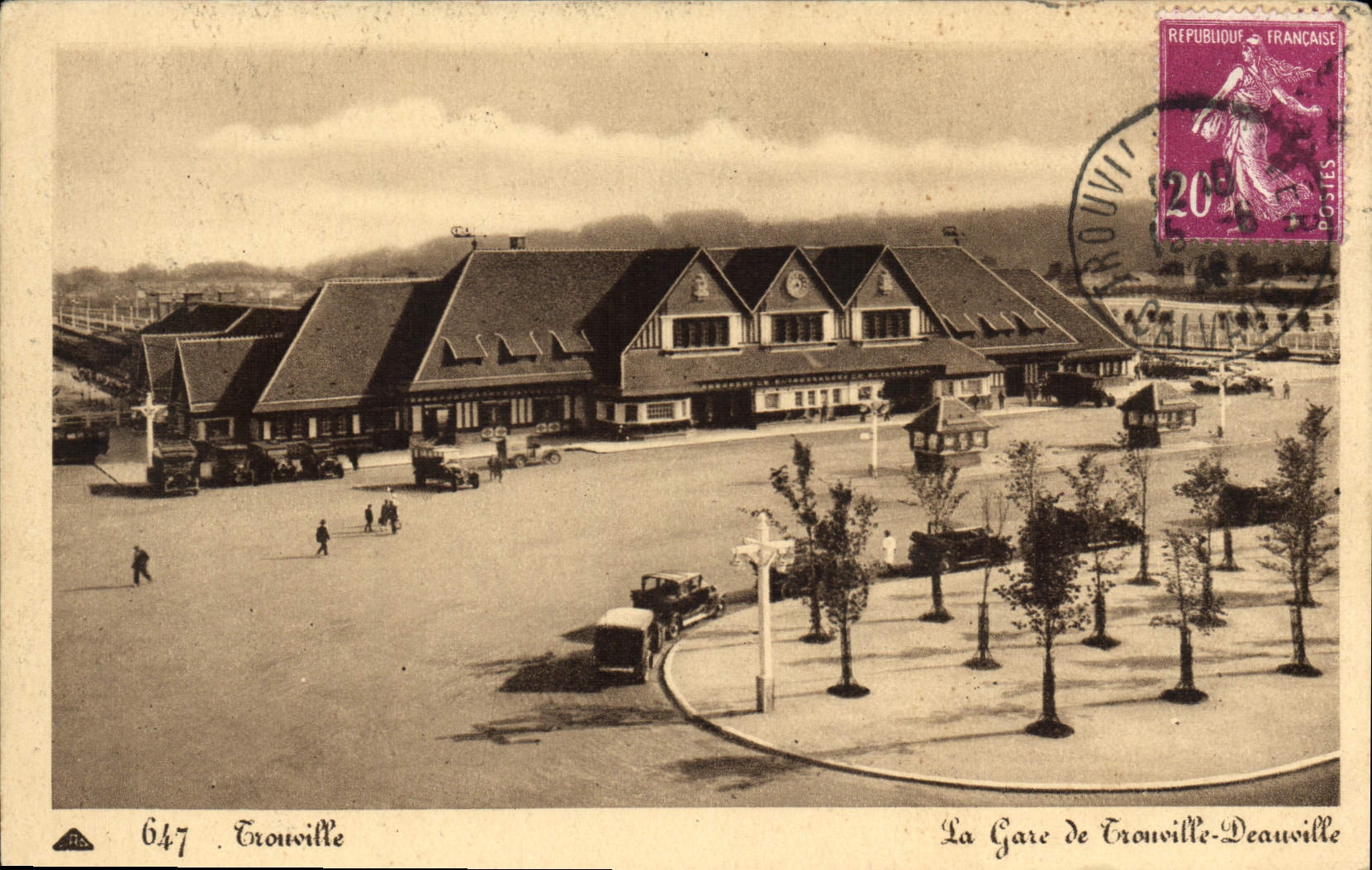 CPA Trouville Reine des Plages La Gare de Deauville Trouville