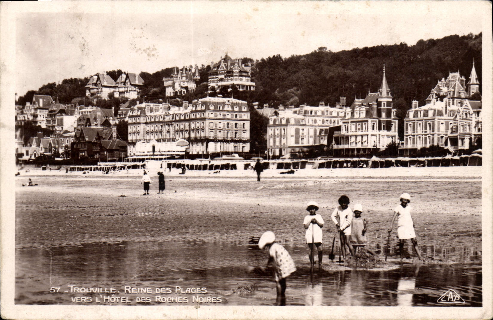 CPA Trouville Reine Des Plages vers l'hotel des Roches Noires 