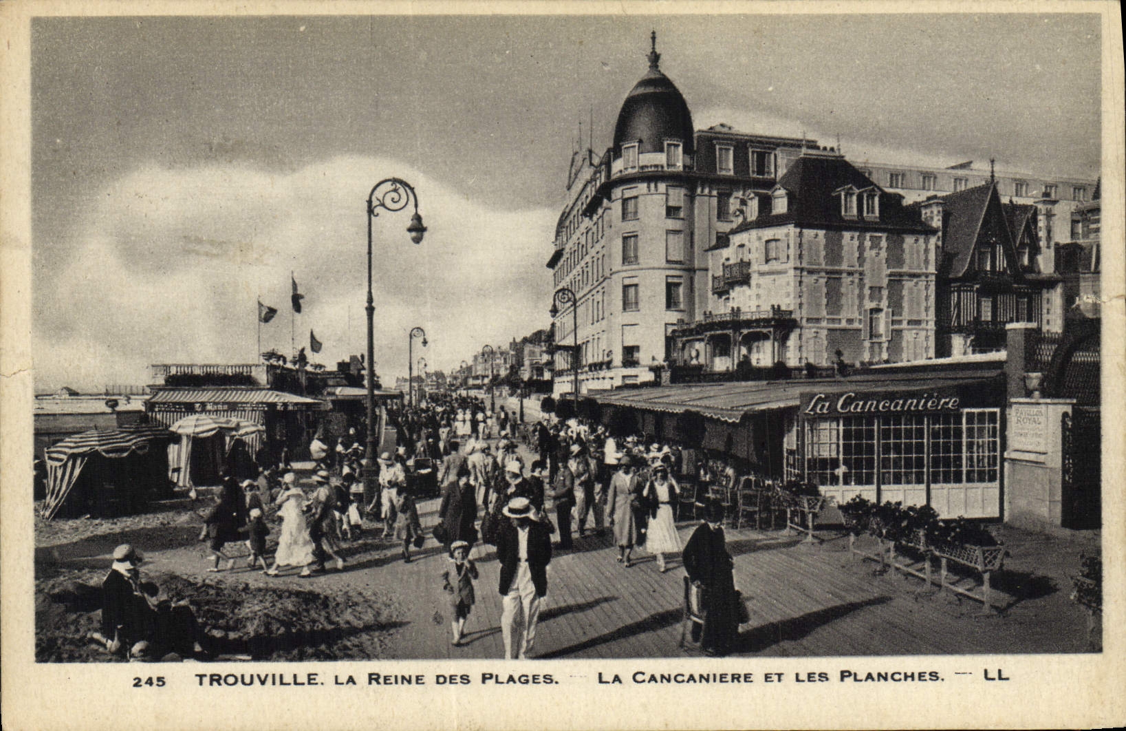 CPA Trouville La Reine Des Plages La Cancaniere et Les Planches