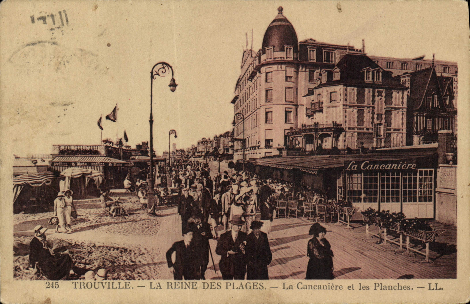 CPA Trouville La Reine Des Plages La Cancaniere et Les Planches