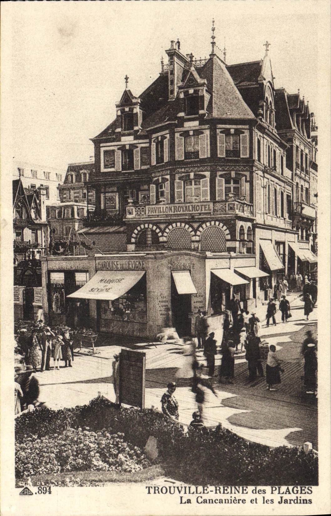 CPA Trouville La Reine Des Plages La Cancaniere et Les Planches Pavillon Royal hotel