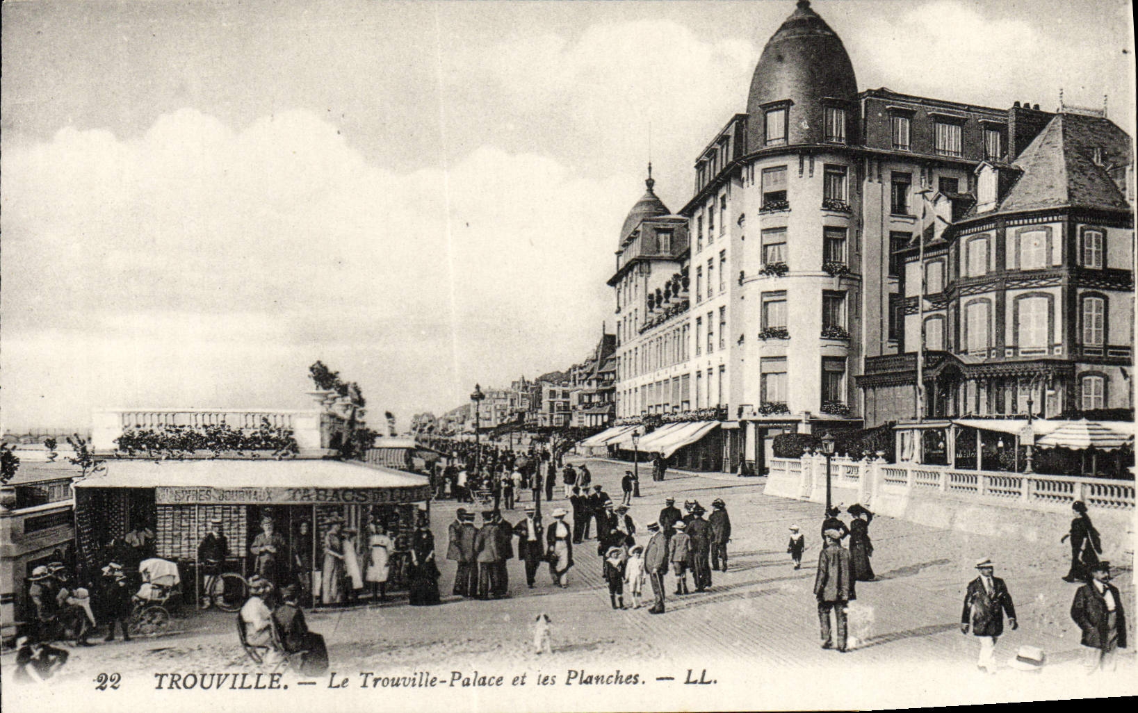 CPA Trouville Le Trouville Palace et les Planches